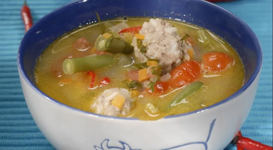 Суп с фрикадельками по-испански