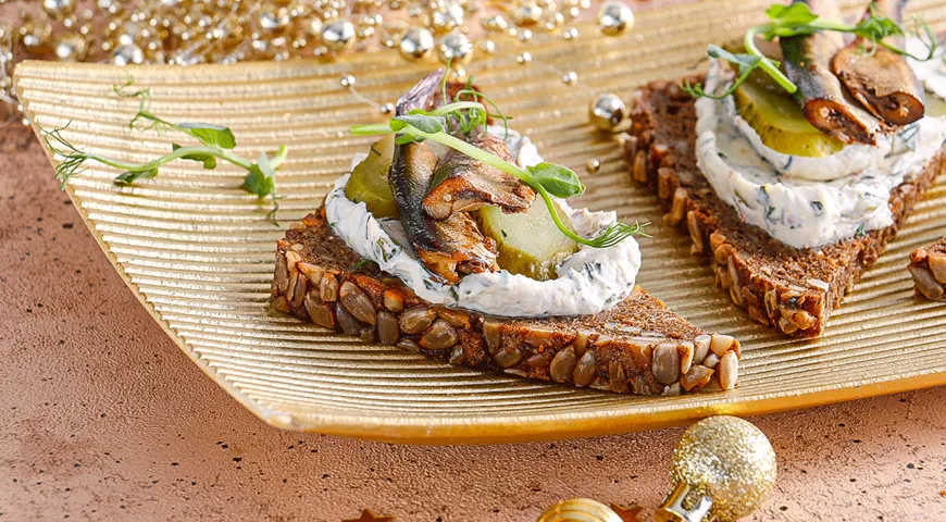Ржаные гренки со шпротами, огурцами и сыром