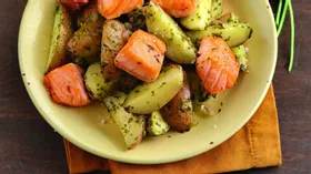 Салат из картофеля с щавелем и лососем