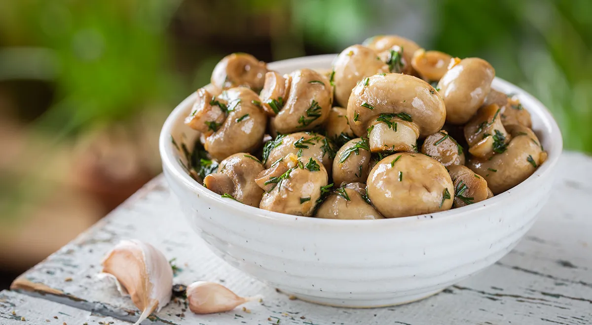 Маринованные шампиньоны в соевом соусе с чесноком и укропом