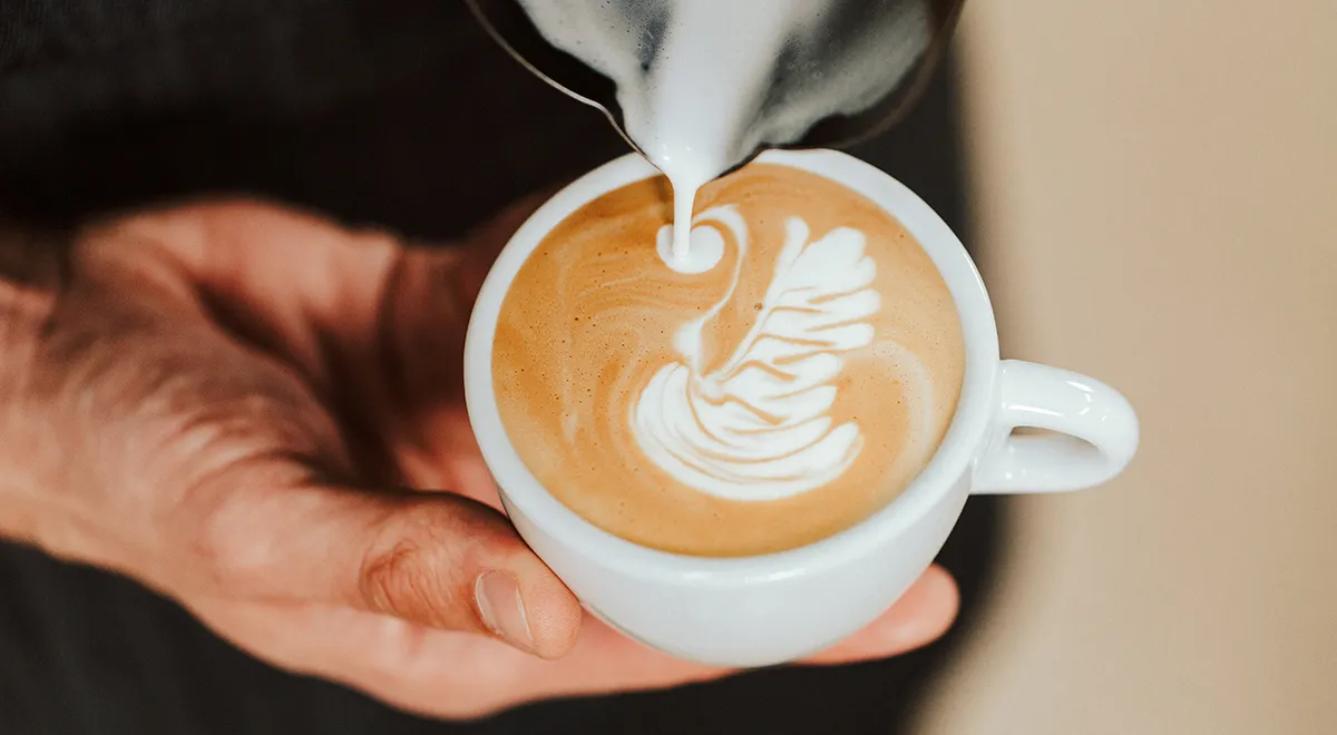 Диетолог объяснила, чем полезен и вреден кофе с молоком