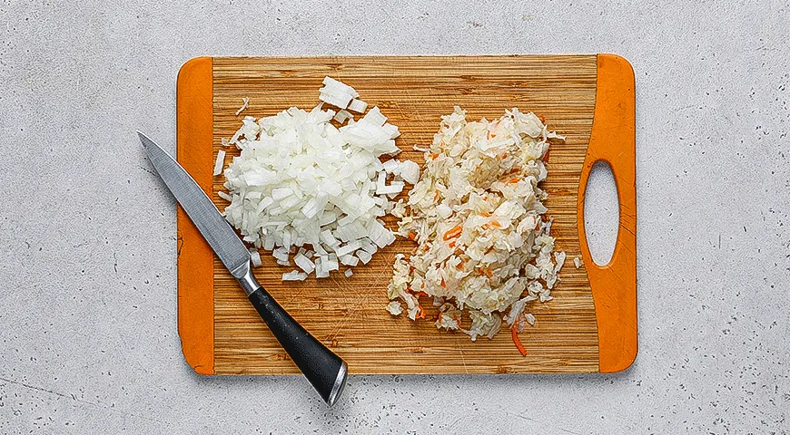 Вареники с квашеной капустой и шкварками