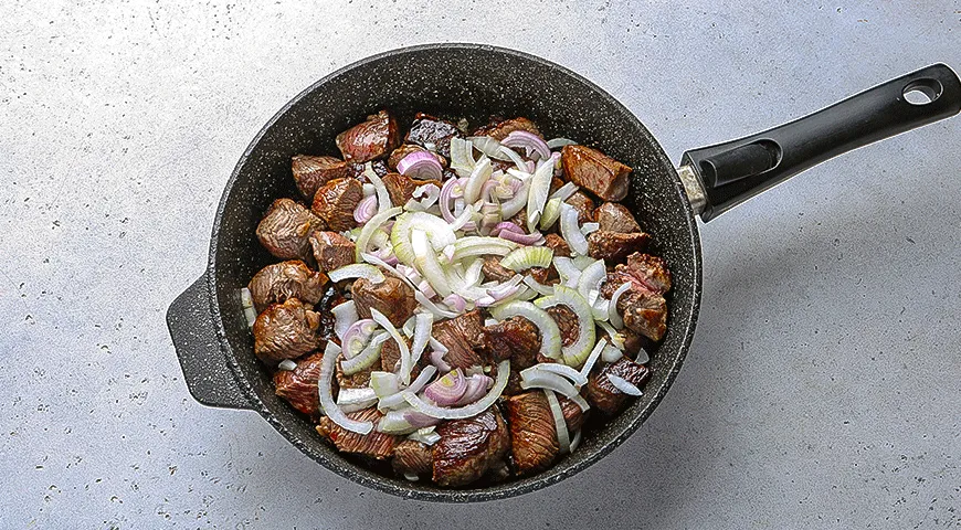 Рагу из говядины с грибами и кабачком