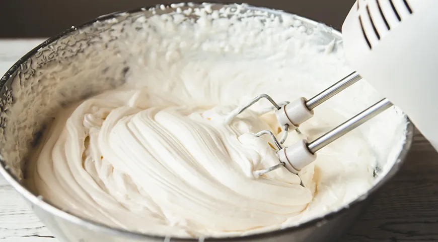 Сырный крем для морковного торта может быть со сливками или с маслом