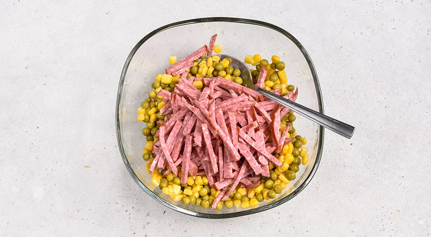 Салат с горошком, кукурузой и колбасой