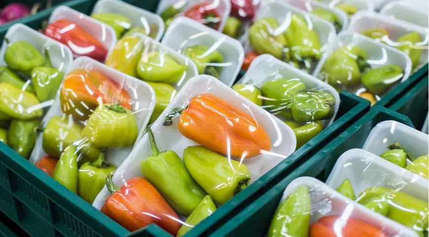 Пластиковая упаковка - не лучший вариант при выборе овощей и фруктов