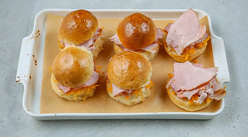 Мини-сэндвичи с карбонадом и сахарной глазурью