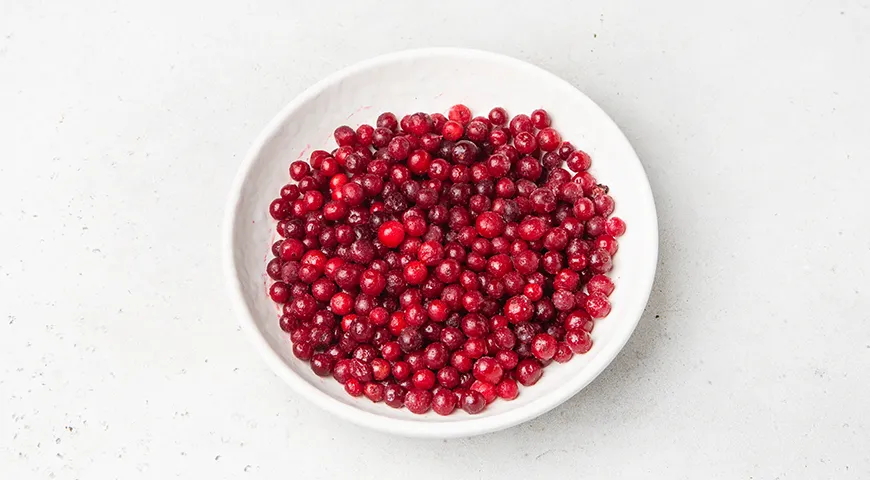 Настойка из клюквы с медом и мятой по-домашнему