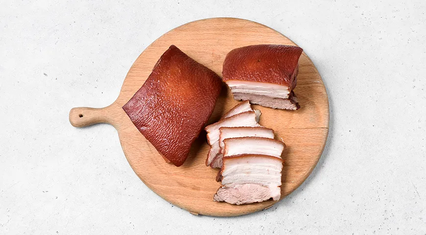 Свиные щечки в луковой шелухе