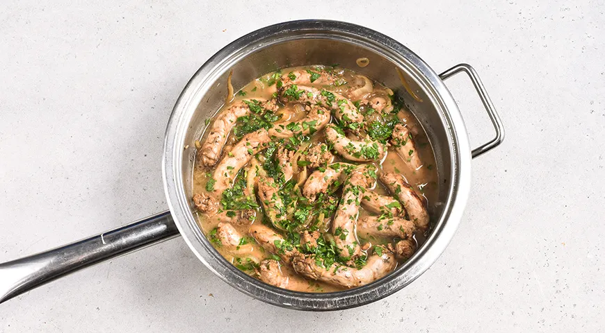 Тушеные куриные шейки с луком