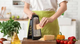 Как натереть мягкий или слишком твердый сыр — нужен один лайфхак на все случаи