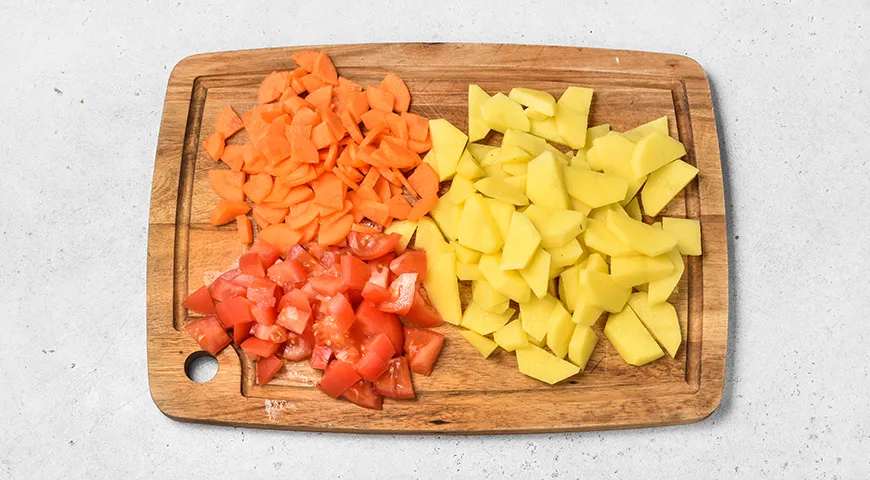 Тушеная капуста с картошкой и сосисками