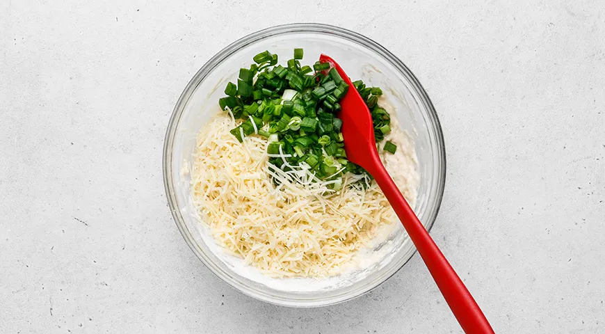 Сырные палочки на кефире с зеленым луком на сковороде