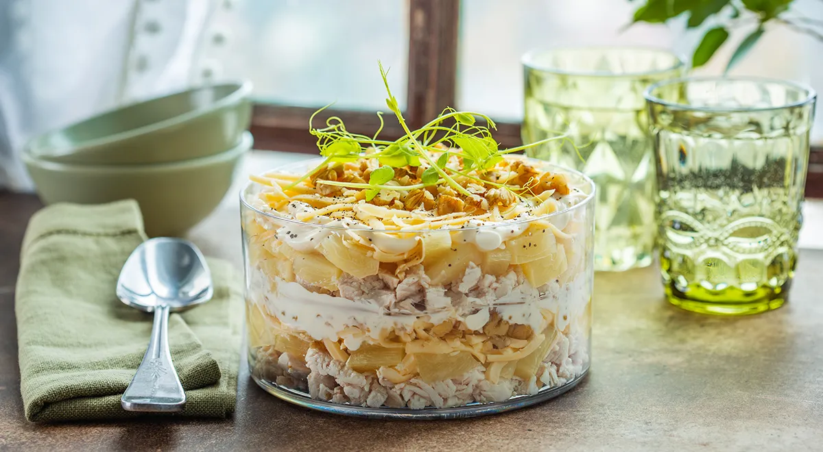 Рецепт салата с курицей, ананасом и российским сыром