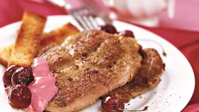 Свиные отбивные с черешней