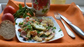 Яичница с сосисками и помидорами