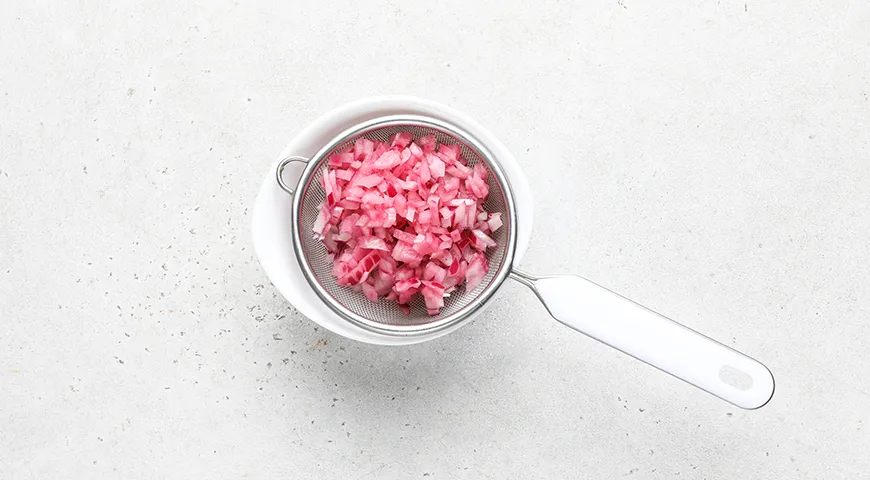 Слоеный салат с тунцом и крабовыми палочками