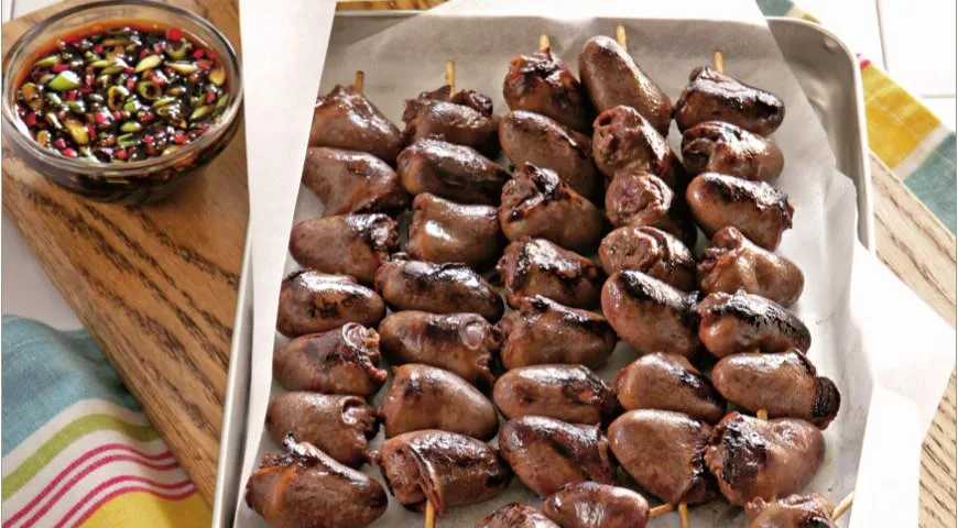 Шашлычки из утиных сердечек на сковороде, с остро-сладким соусом