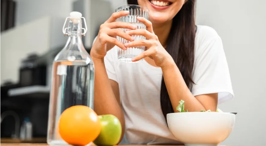 Пейте больше воды, готовьте смузи: жидкость и витамины идеально восстанавливают организм