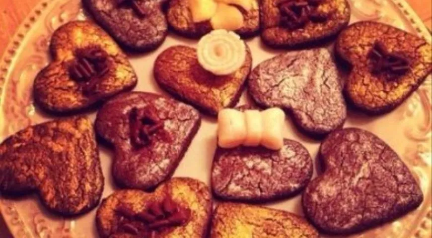 Романтическое шоколадное печенье с золотым напылением