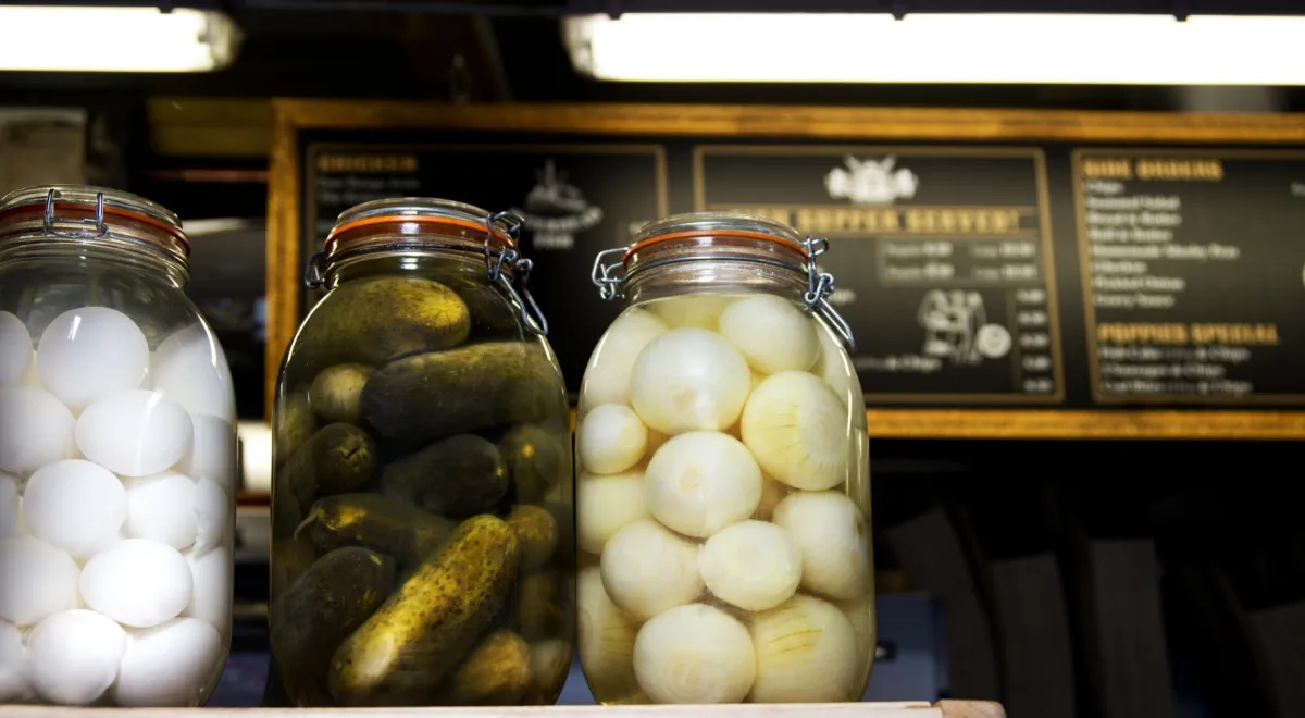 Маринованные яйца — одна из популярных закусок к пиву в английских пабах