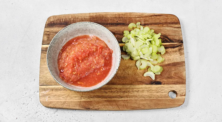 Тушеная рыба с овощами и сметаной на сковороде