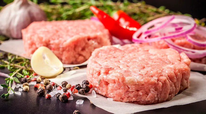 Курино-свиной фарш отличается пропорциями: чем больше курицы, тем он светлее и нежнее, а увеличение доли свинины делает его темнее, сочнее и плотнее