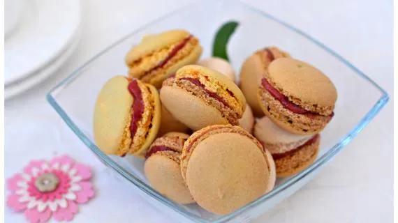 Рисовые макаруны с клубничным кремом