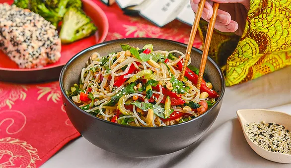 Салат из фунчозы с перцем и огурцом в кунжутной заправке