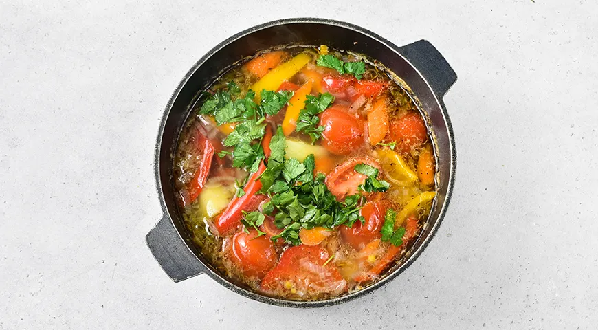 Шурпа в казане на костре