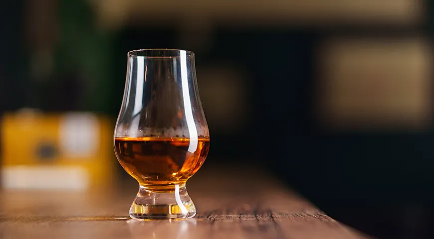 Подавайте бурбон в чистом виде из бокала-тюльпана — это раскроет аромат напитка