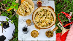 Закусочные дамплинги с соусами