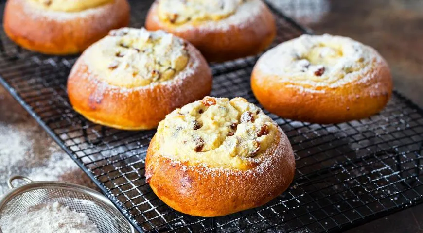 Рецепт ватрушек с лимонным творогом и изюмом