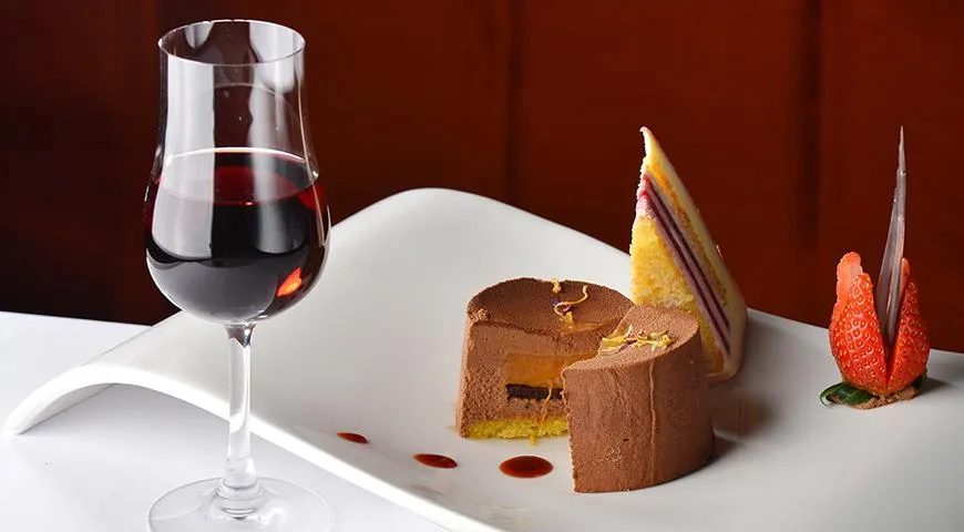 Вино к шоколадному десерту подбирается в зависимости от сорта шоколада, из которого приготовлен десерт