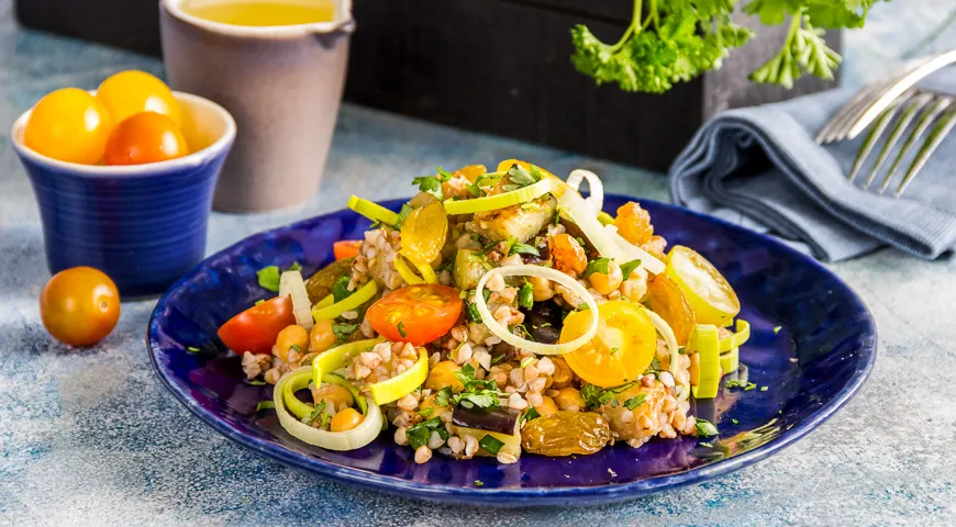 Рецепт теплого салата с гречкой и овощами: вкусное и полезное блюдо