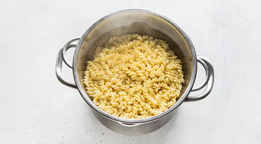 Макароны с сосисками под сливочным соусом