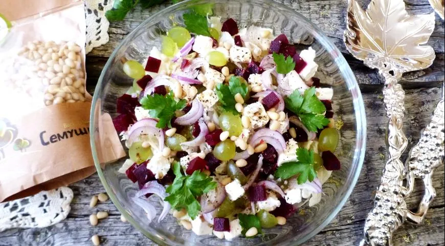 Делаем салат с виноградом, свеклой и кедровыми орешками