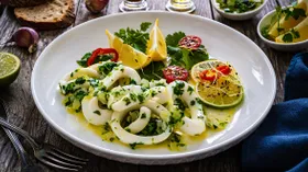 Кальмары с чесноком и зеленью