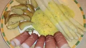 Спаржа под голландским соусом с картошкой и окороком