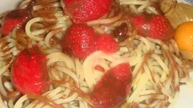Спагетти с клубникой и шоколадным соусом