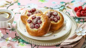 Ватрушки с малиной