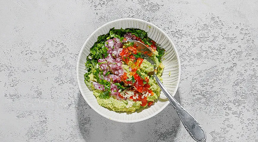 Острая закуска из креветок с авокадо