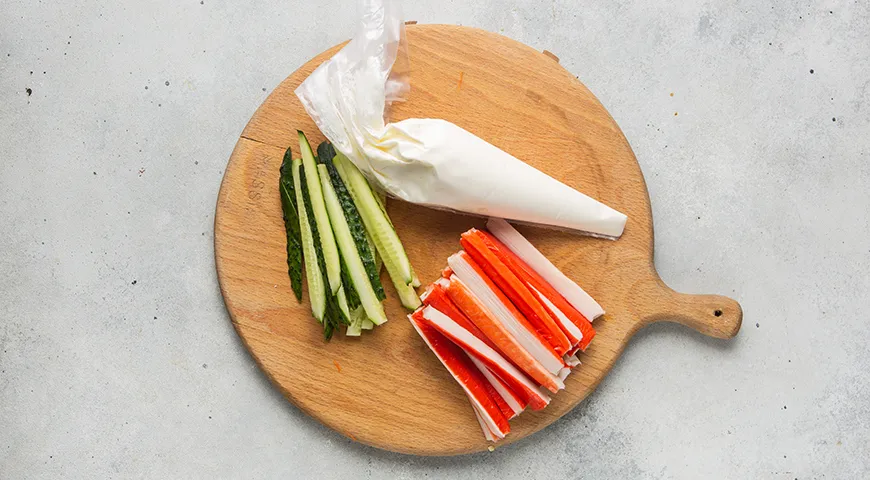 Домашние роллы с крабовыми палочками