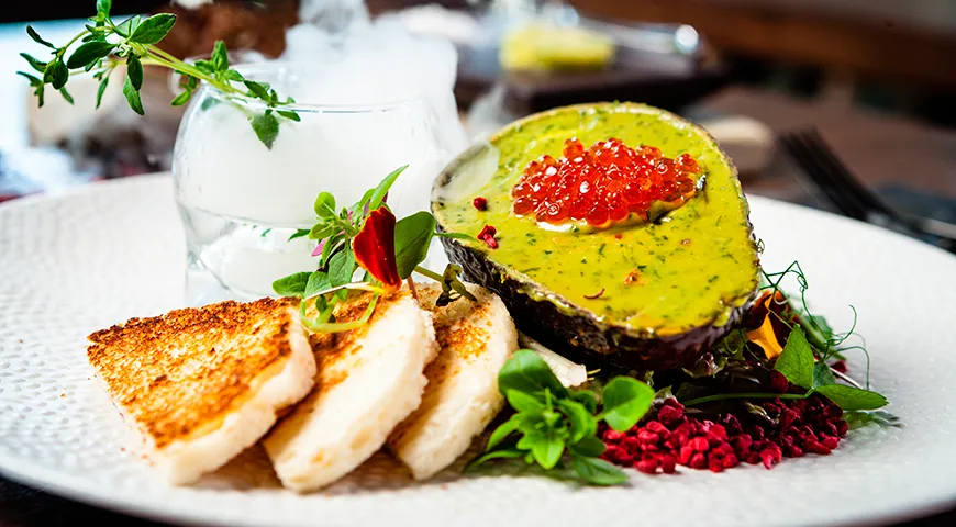 Тартар из тунца с муссом из авокадо и икрой форели