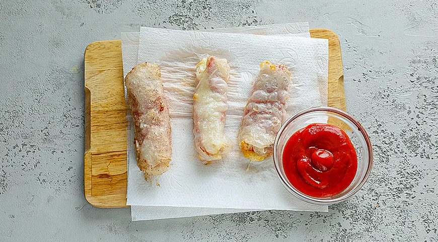 Хрустящие трубочки с колбасой и моцареллой