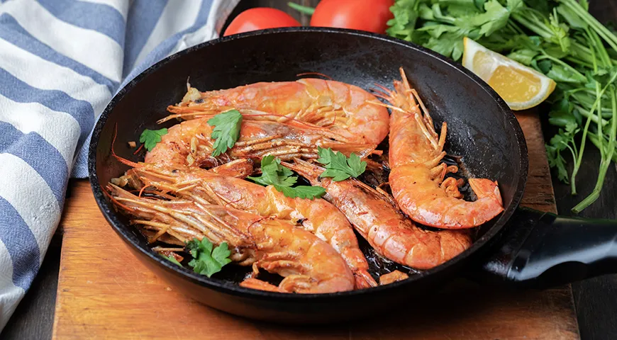 В зависимости от размера лангустинов нужно обжаривать 2-4 минуты с каждой стороны