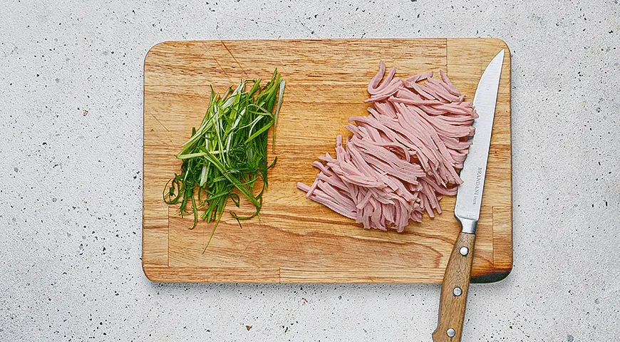 Картофельные гнезда с яйцом и колбасой