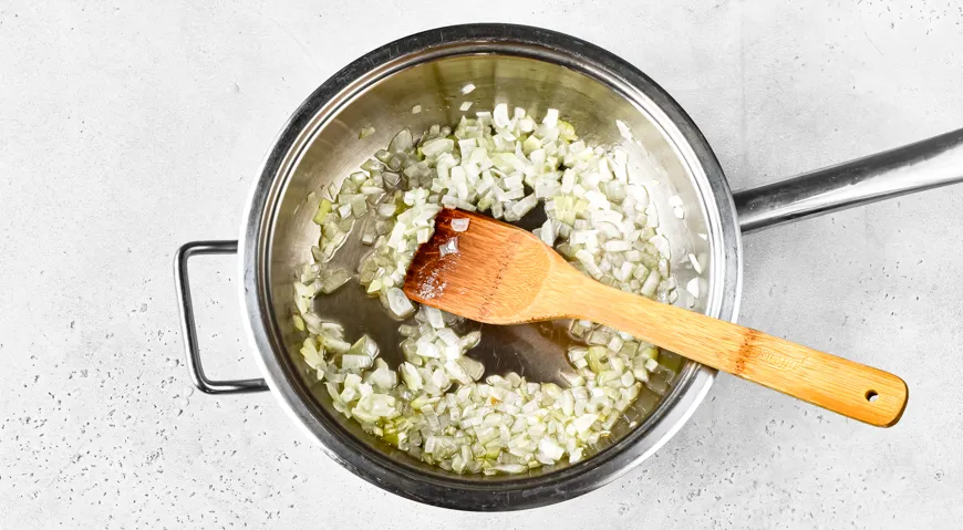 Рис с мексиканской смесью и сосисками на сковороде