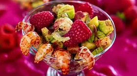 Салат из малины с креветками и авокадо