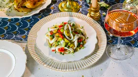 Салат с кальмарами, сельдереем и оливками